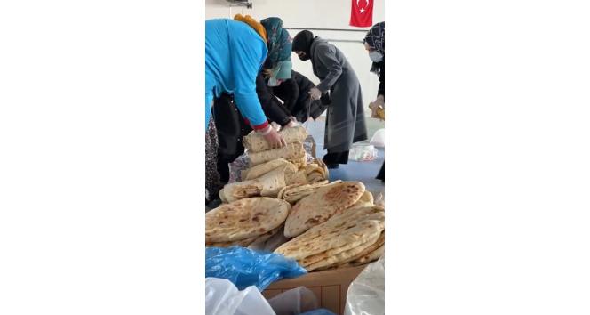 Kars’ta kadınlar pişirdikleri ekmekleri deprem bölgesine gönderdi
