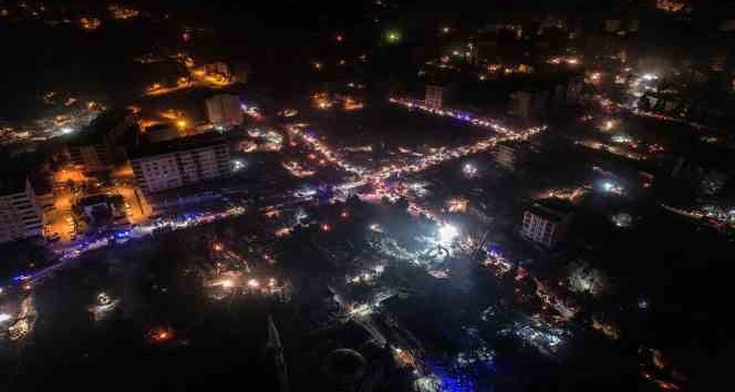 Kahramanmaraş’ta geceyi arama kurtarma çalışmaları aydınlattı