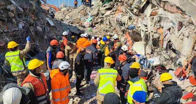 128’inci saatte çifte sevinç, baba ile bebeği sağ kurtarıldı