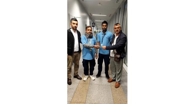 Umre’den dönen Trabzon kafilesine Cidde Havalimanı’nda duygulandıran bağış