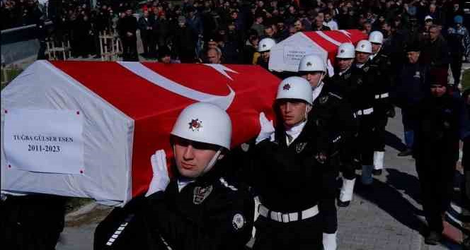 Enkaz altında kalan polis anne ve kızı gözyaşlarıyla uğurlandı