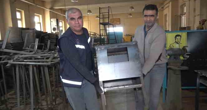 Gönüllü öğretmenler çadır kentlerdeki depremzedelere odun sobası üretiyor