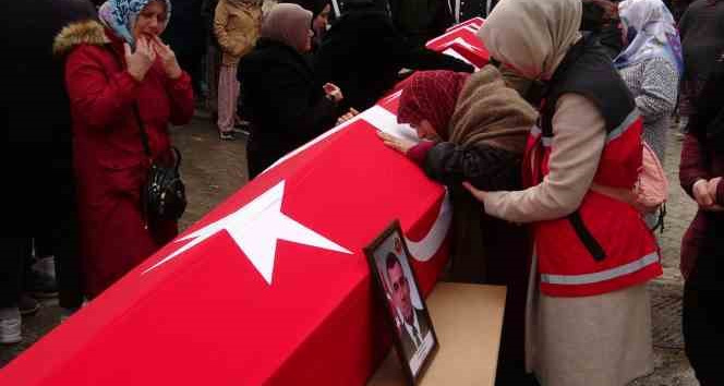 Oğlunun ve torunlarının tabutlarına sarılıp gözyaşı döktü, ağıtları yürekleri dağladı