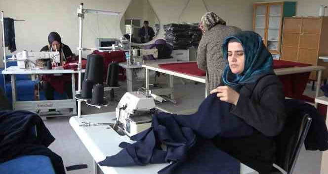 Gönüllüler depremzedeler için kışlık kıyafet ve battaniye üretiyor