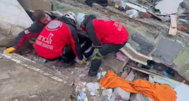 Evli çift depremin 6’ıncı gününde sağ olarak kurtarıldı