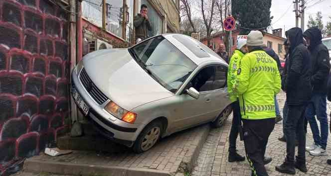 Sürücü el frenini çekmeyi unuttu, facianın eşiğinden dönüldü