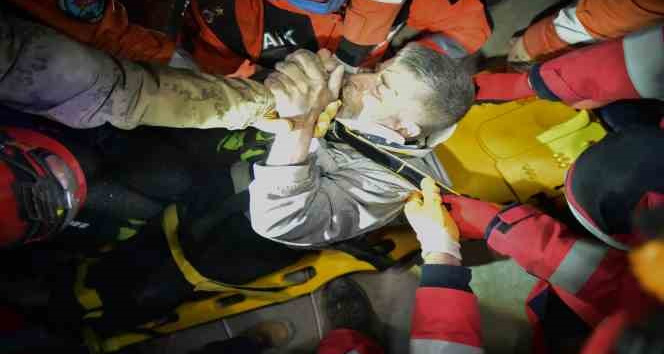 138 saat sonra enkazdan çıktı, umutla herkese elini salladı