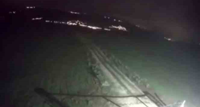 Depremde dağın sarsıldığı anlar kamerada