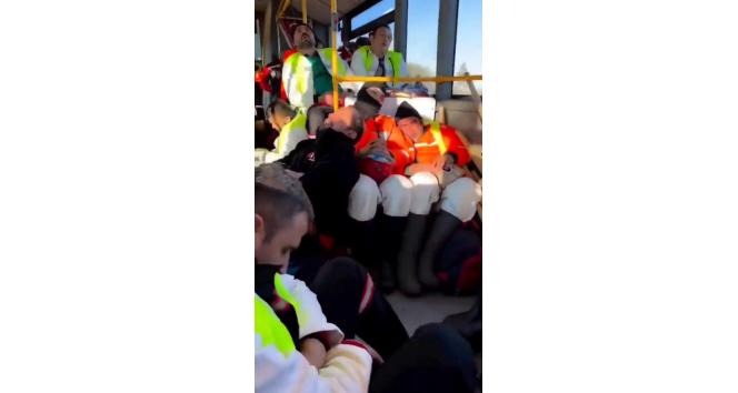 Enkaz başında yorgunluğunu unutan ekiplerin yürek ısıtan görüntüleri