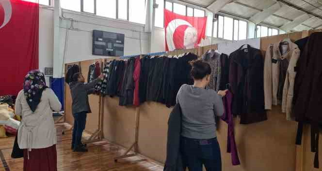 Alaplı’da depremzedeler için hayır çarşısı kuruldu