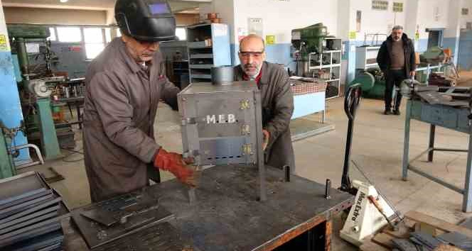 Yozgat’ta meslek liselerinde depremzedeler için çadır sobası üretiliyor