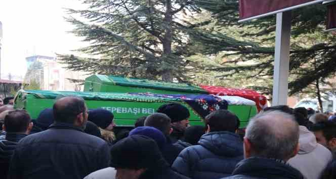 Depremde hayatını kaybeden Özlem öğretmen ve 5 yaşındaki kızı toprağa verildi