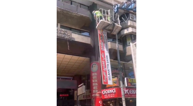 İzmir’de Arapça tabelalar tek tek indirildi