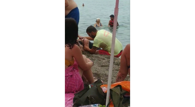 Boğulma tehlikesi ge&ccedil;iren kadının imdadına cankurtaran yetişti
