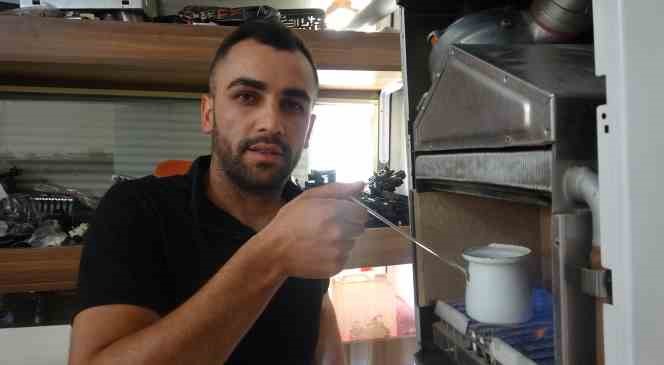 Kombi ustasının test y&ouml;ntemi g&ouml;renleri hayrete d&uuml;ş&uuml;r&uuml;yor
