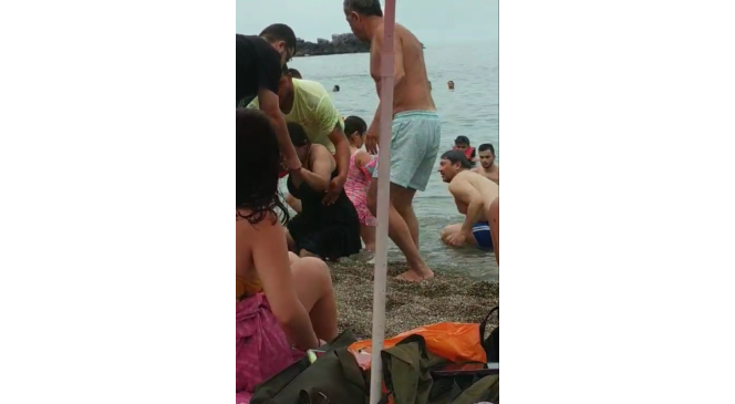 Boğulma tehlikesi geçiren kadının imdadına cankurtaran yetişti