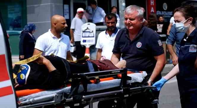 Yerde yatan yaralıyı şemsiye ile güneşten korudu