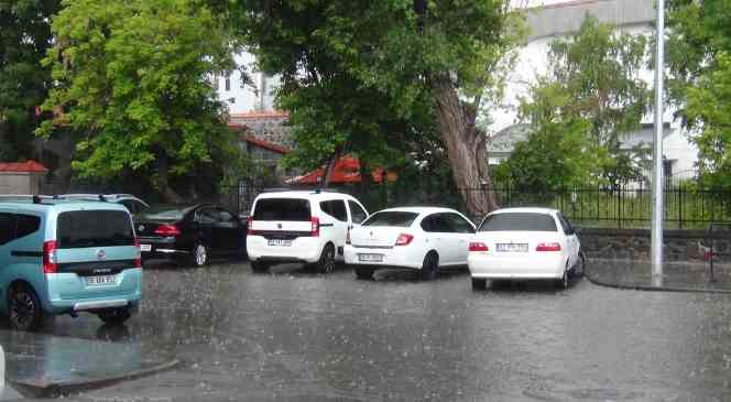 Kars’ta sağanak caddeleri göle çevirdi