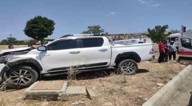 Şırnak&rsquo;ta 2 aracın &ccedil;arpıştığı kazada 5 kişi yaralandı
