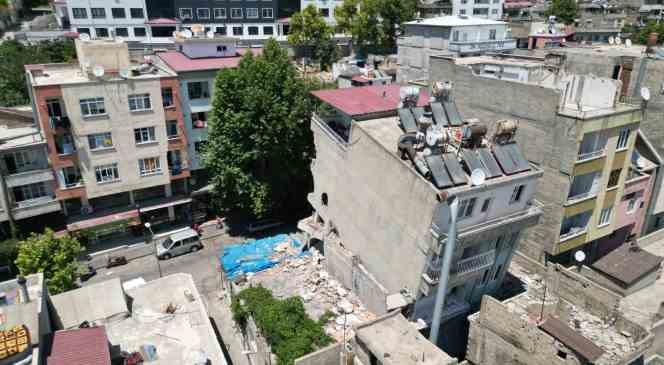 Depremde arkaya eğim alan apartman mahalleliyi tedirgin ediyor 