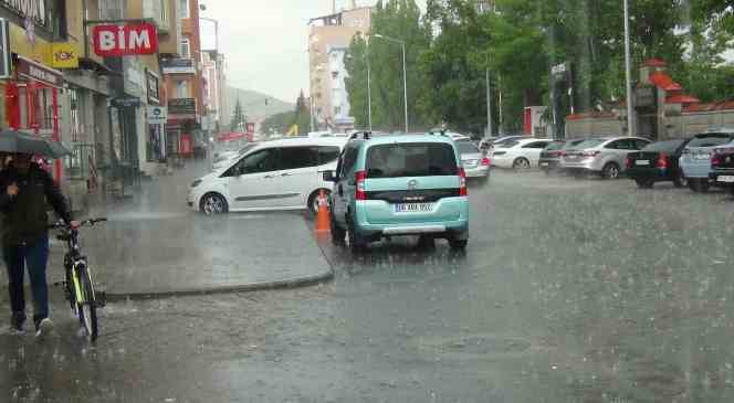 Kars’ta sağanak caddeleri göle çevirdi