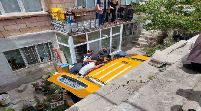 Kamyonet ile çarpışan taksi evin bahçesine uçtu