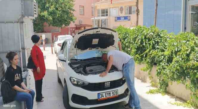 Otomobilinin marşına kedi i&ccedil;in basamıyor
