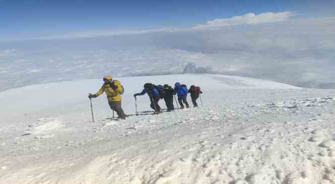 Yabancı turistler Ağrı Dağı zirvesinde