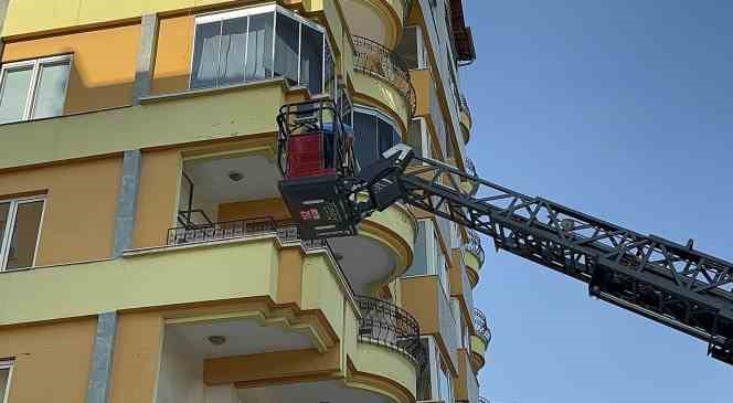 Hırsızlar bu sefer baltayı taşa vurdu: Kaçarken klimanın demirine asılı kaldılar
