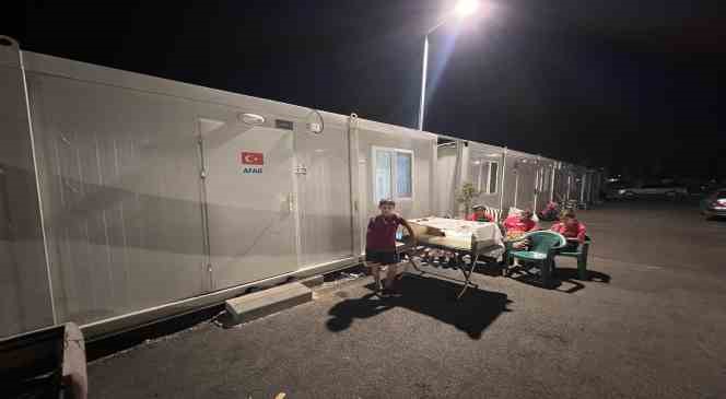 Depremzede &ccedil;ocuktan konteyner kentteki arkadaşlarına mini sinema keyfi
