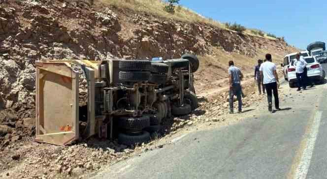 Siirt’te hafriyat kamyonu devrildi:1 yaralı