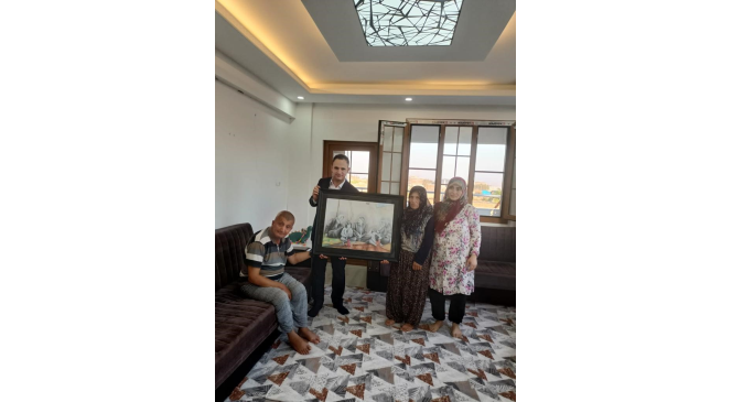 Vali Akkoyun, liseli gencin &ccedil;izdiği depremzede aile resmini sahibine g&ouml;nderdi
