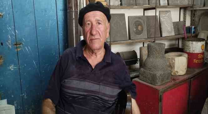 Annesinin memleketi Mardin&rsquo;e gelen Suriyeli heykeltıraş 40 yıldır taşlara hayat veriyor
