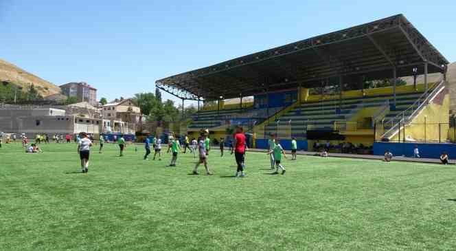 Bitlis&rsquo;te a&ccedil;ılan &uuml;cretsiz futbol okuluna rekor başvuru
