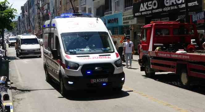 Gaz teli takılı kalan otomobil kaldırıma &ccedil;ıktı: 2 yaralı
