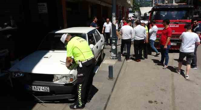Gaz teli takılı kalan otomobil kaldırıma çıktı: 2 yaralı
