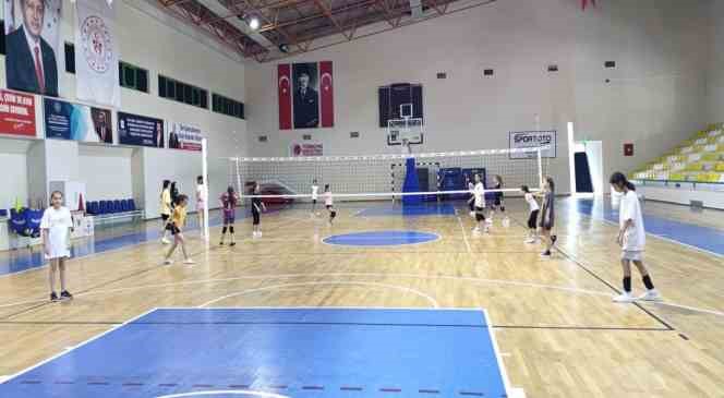 Burhaniye&rsquo;de yaz spor okulları a&ccedil;ıldı
