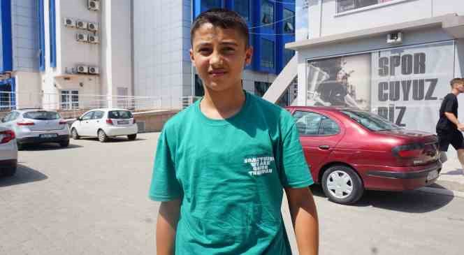 Tartıda fazla kilosu çıkan güreşçiler, poşetten kıyafet giyerek zamanla yarıştı