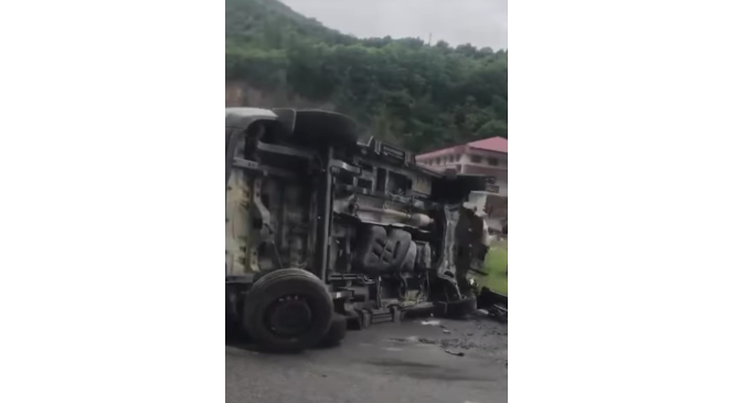 Trabzon&rsquo;da yakıt tankeri ile Arap turistleri taşıyan minib&uuml;s &ccedil;arpıştı: 5 yaralı
