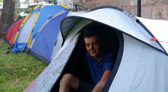 Otellerde yer bulamayan g&uuml;reş sevdalıları, meydanlarda &ccedil;adırlarda uyudu
