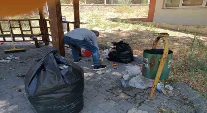 Hakkari’deki parklar çöplerden temizlendi