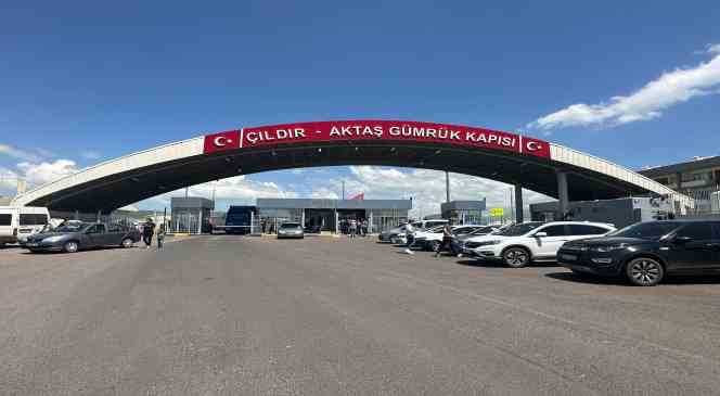 Aktaş Sınır Kapısı’nda telefon kuyruğu