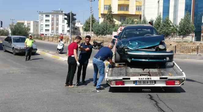 Motosiklet ile iki aracın karıştığı kazada:1 yaralı

