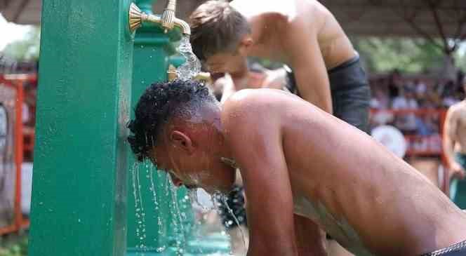 Kırkpınar’da pehlivanların sıcak havayla zorlu mücadelesi