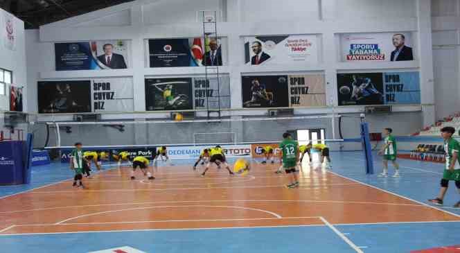 Şırnak&rsquo;ta ANALİG voleybol &ccedil;eyrek finali heyecanı başladı
