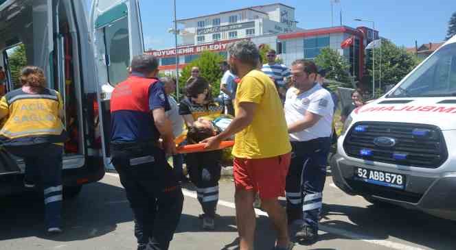 Kavşakta kaza: 1&rsquo;i &ccedil;ocuk 3 yaralı
