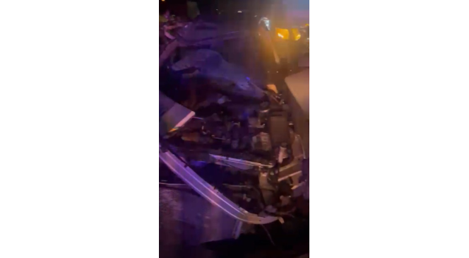 &Ccedil;anakkale&rsquo;de otomobil tıra arkadan &ccedil;arptı: 1 &ouml;l&uuml;, 1 yaralı
