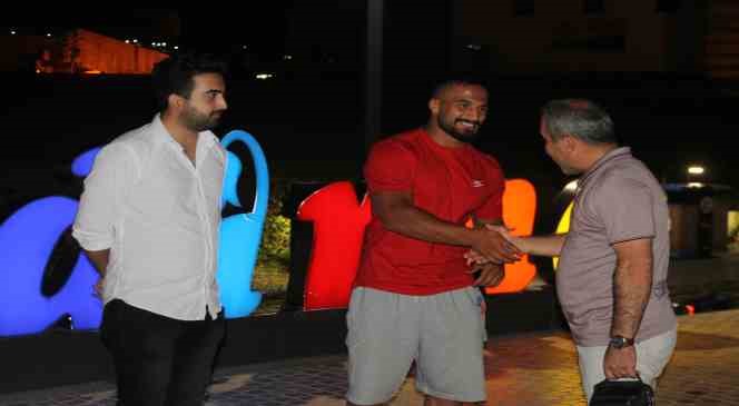 Başpehlivan Özkaya Kırkpınar’da zirveyi hedefliyor