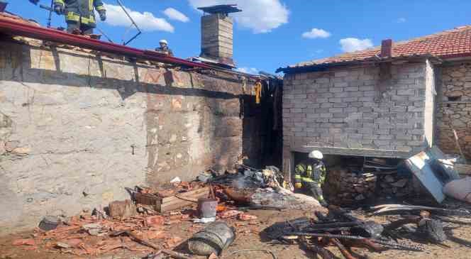 Karaman’da duvar dibine bırakılan soba kovasından yangın çıktı