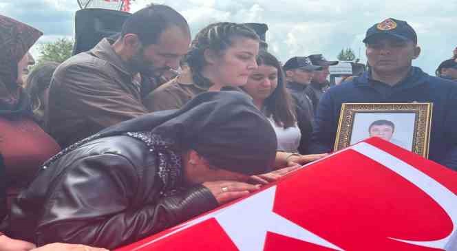 MKE fabrikasındaki patlamada şehit d&uuml;şen babasının hayalini ger&ccedil;ekleştirdi, &uuml;niversiteyi dereceyle bitirdi
